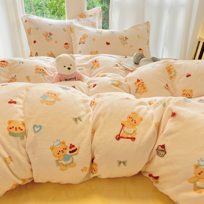 91家纺网 家纺一手货源 找家纺 寐居家纺 2025新款印花牛奶绒四件套 烘焙小熊