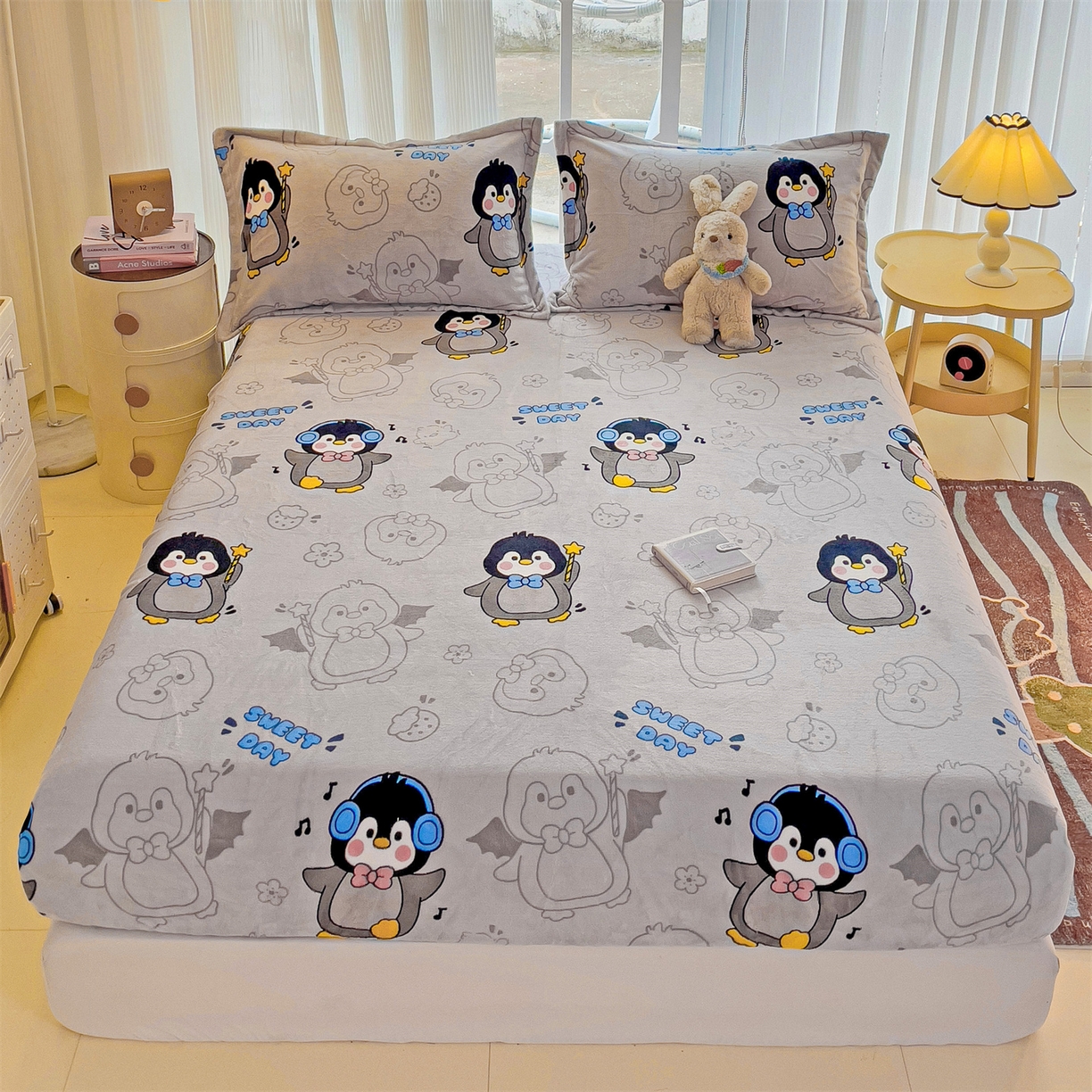 91家纺网 家纺一手货源 找家纺 名兮家居 2025新款高克重印花牛奶绒单床笠床笠单件 企鹅宝宝