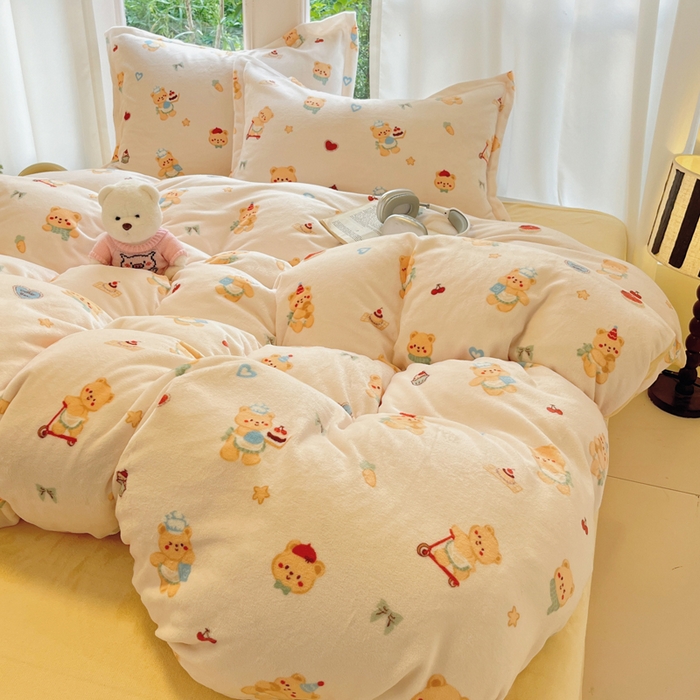 91家纺网 家纺一手货源 找家纺 寐居家纺 2025新款印花牛奶绒四件套 烘焙小熊