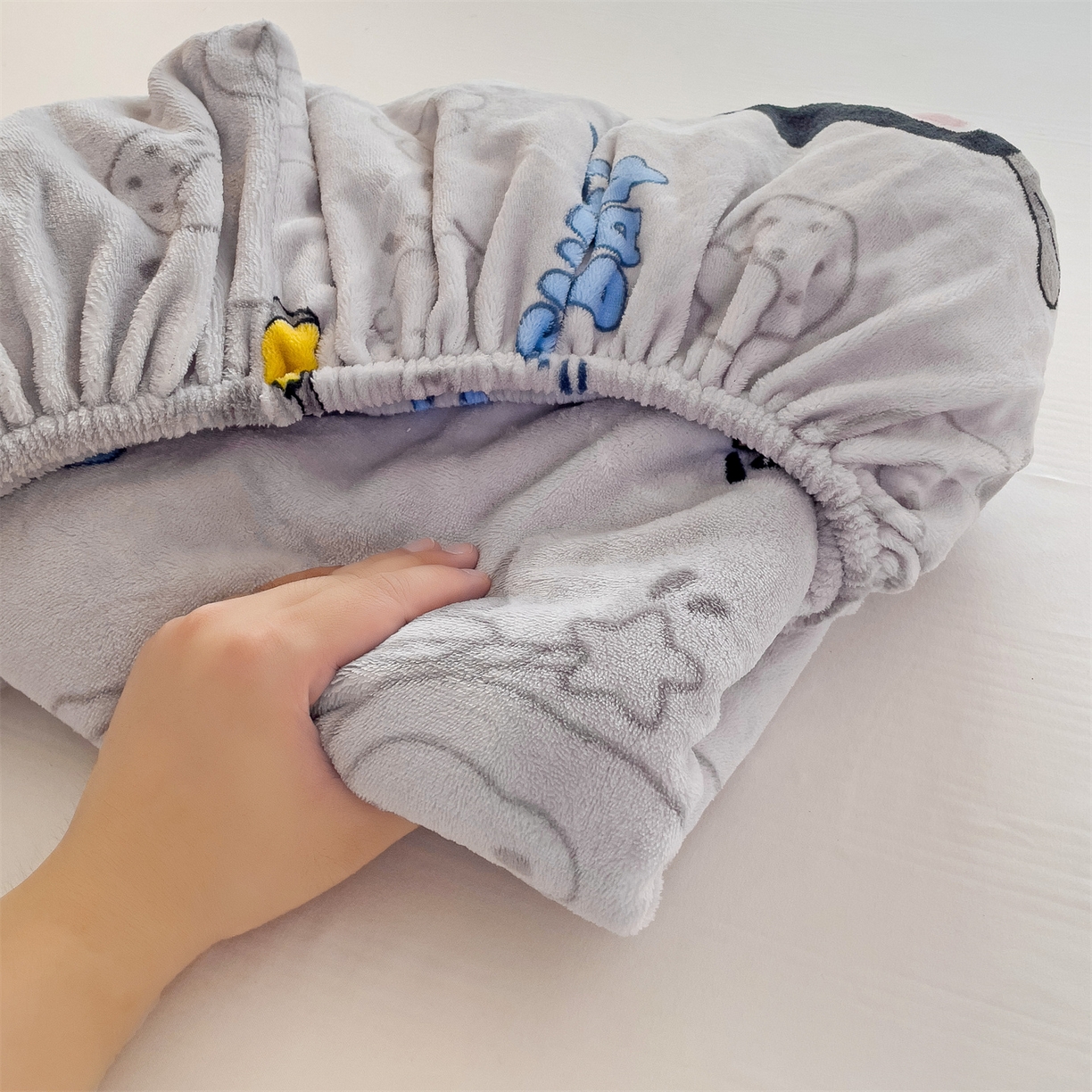 91家纺网 家纺一手货源 找家纺 名兮家居 2025新款高克重印花牛奶绒单床笠床笠单件 企鹅宝宝