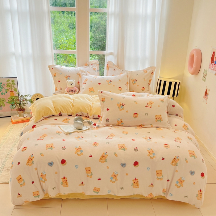 91家纺网 家纺一手货源 找家纺 寐居家纺 2025新款印花牛奶绒四件套 烘焙小熊