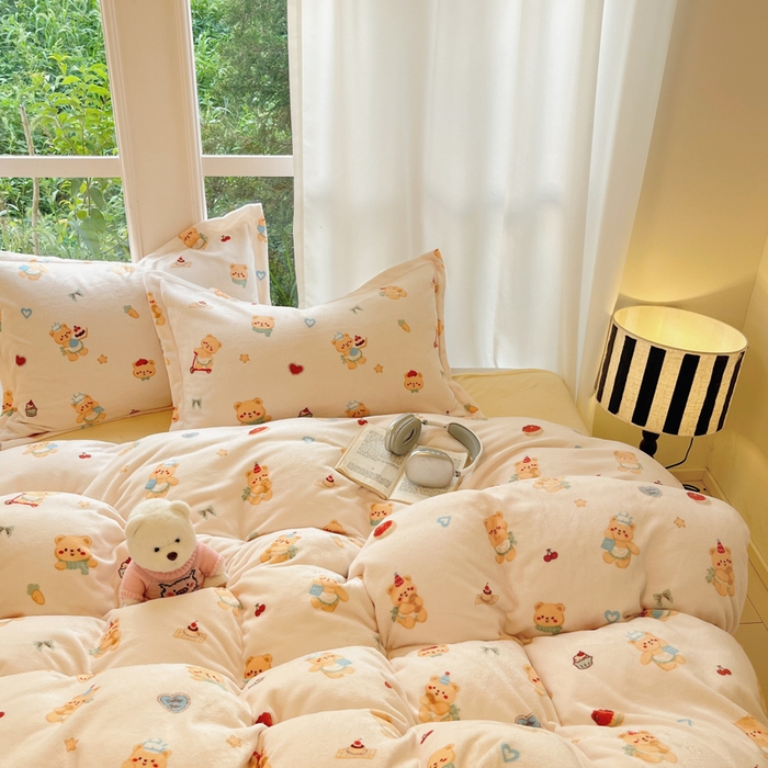 91家纺网 家纺一手货源 找家纺 寐居家纺 2025新款印花牛奶绒四件套 烘焙小熊