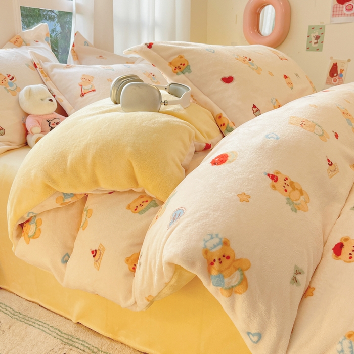 91家纺网 家纺一手货源 找家纺 寐居家纺 2025新款印花牛奶绒四件套 烘焙小熊