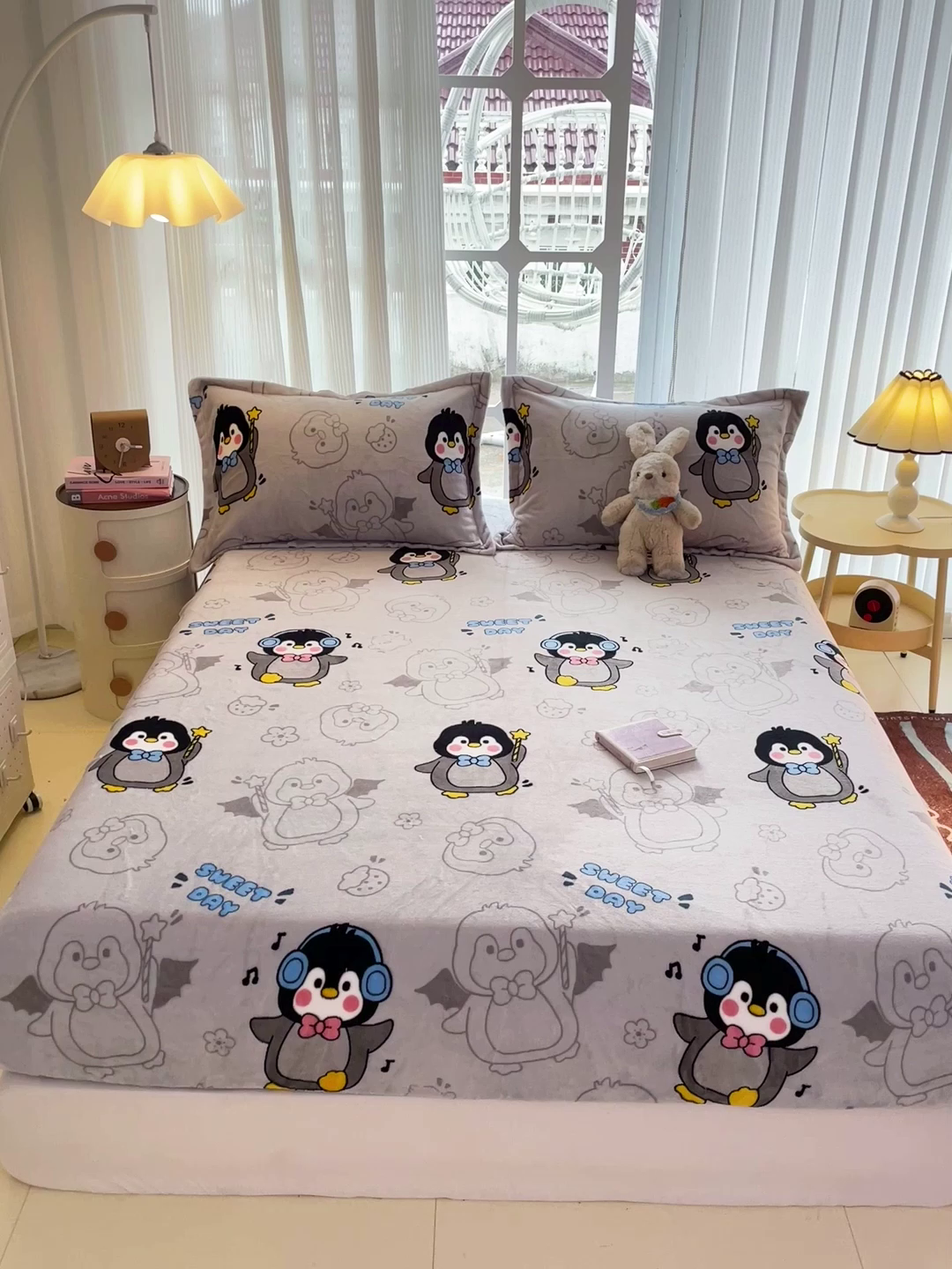 91家纺网 家纺一手货源 找家纺 名兮家居 2025新款高克重印花牛奶绒单床笠床笠单件 企鹅宝宝