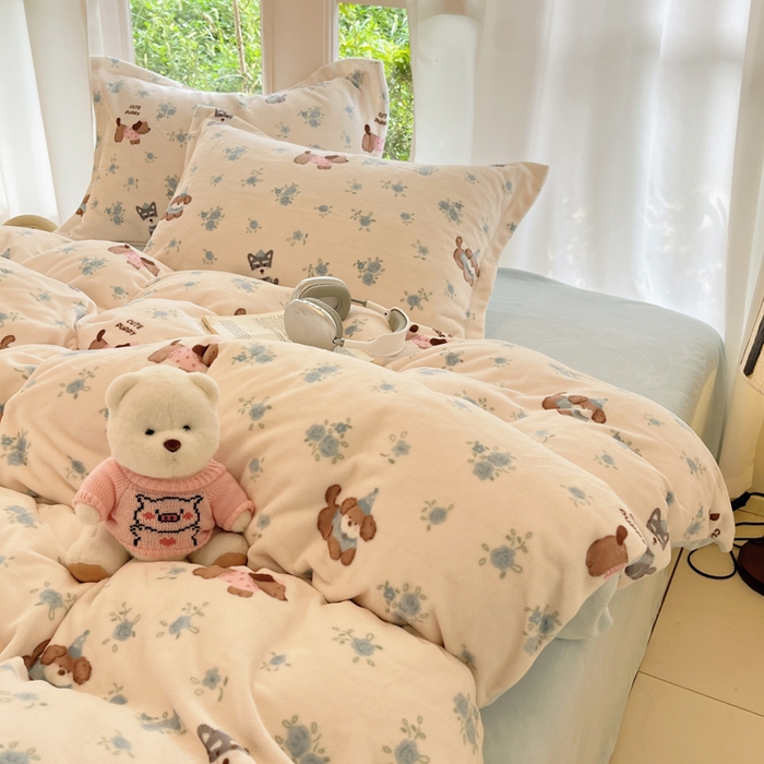 91家纺网 家纺一手货源 找家纺 寐居家纺 2025新款印花牛奶绒四件套 花田小狗