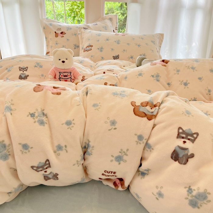 91家纺网 家纺一手货源 找家纺 寐居家纺 2025新款印花牛奶绒四件套 花田小狗