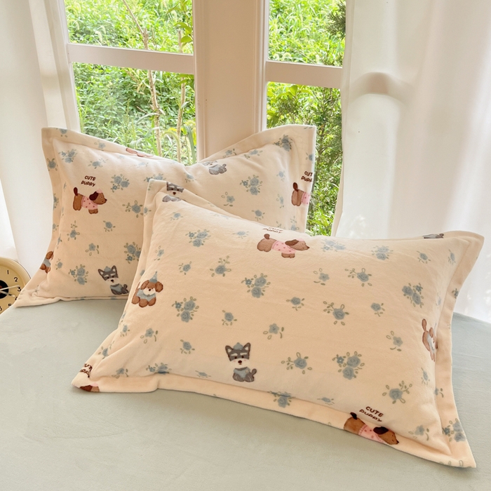 91家纺网 家纺一手货源 找家纺 寐居家纺 2025新款印花牛奶绒四件套 花田小狗