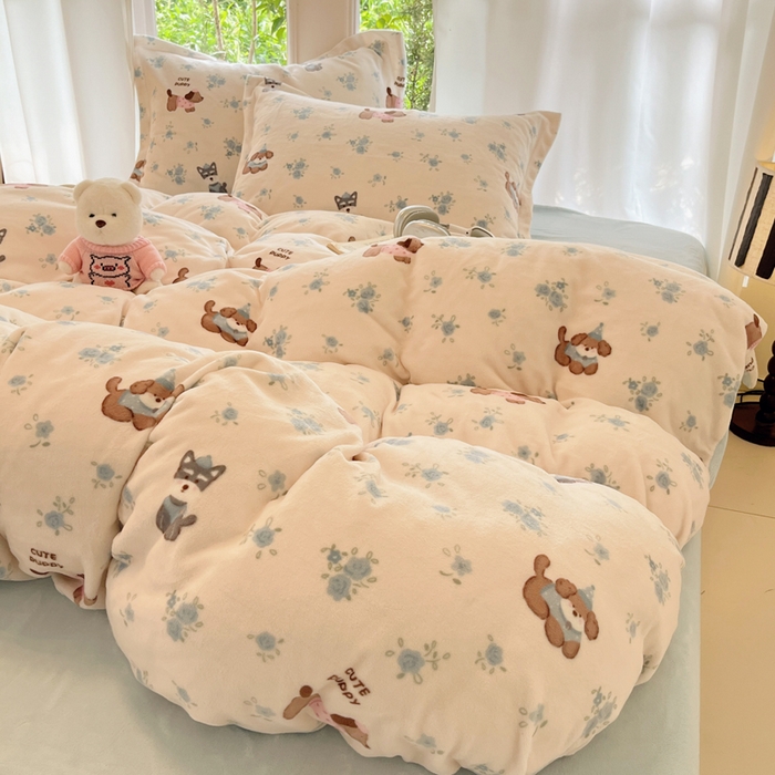 91家纺网 家纺一手货源 找家纺 寐居家纺 2025新款印花牛奶绒四件套 花田小狗