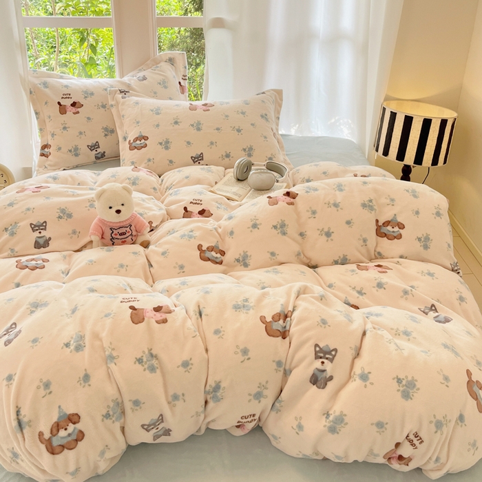 91家纺网 家纺一手货源 找家纺 寐居家纺 2025新款印花牛奶绒四件套 花田小狗