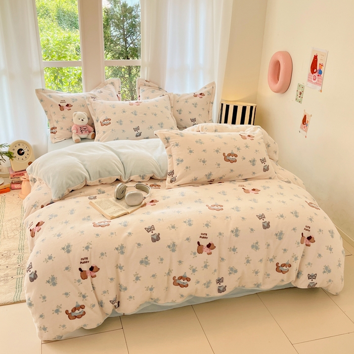 91家纺网 家纺一手货源 找家纺 寐居家纺 2025新款印花牛奶绒四件套 花田小狗