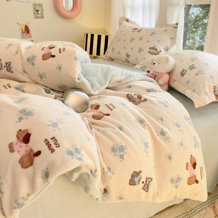 91家纺网 家纺一手货源 找家纺 寐居家纺 2025新款印花牛奶绒四件套 花田小狗