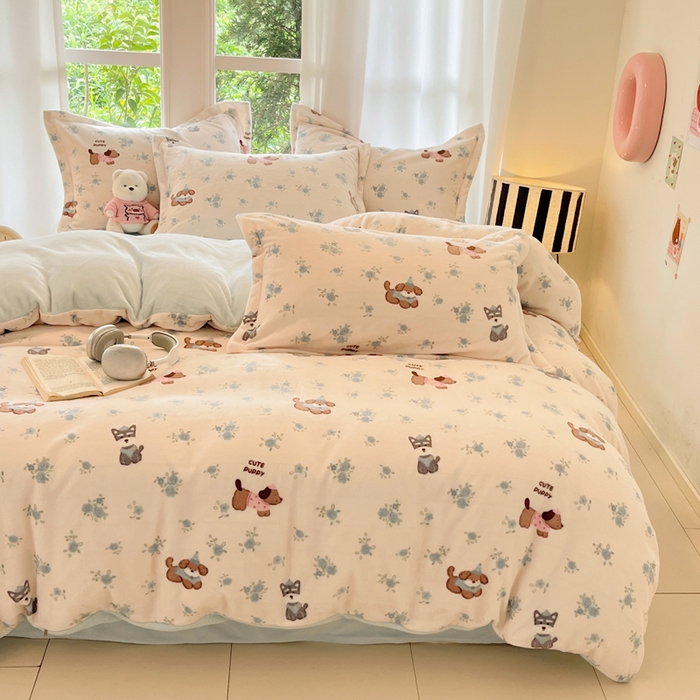 91家纺网 家纺一手货源 找家纺 寐居家纺 2025新款印花牛奶绒四件套 花田小狗