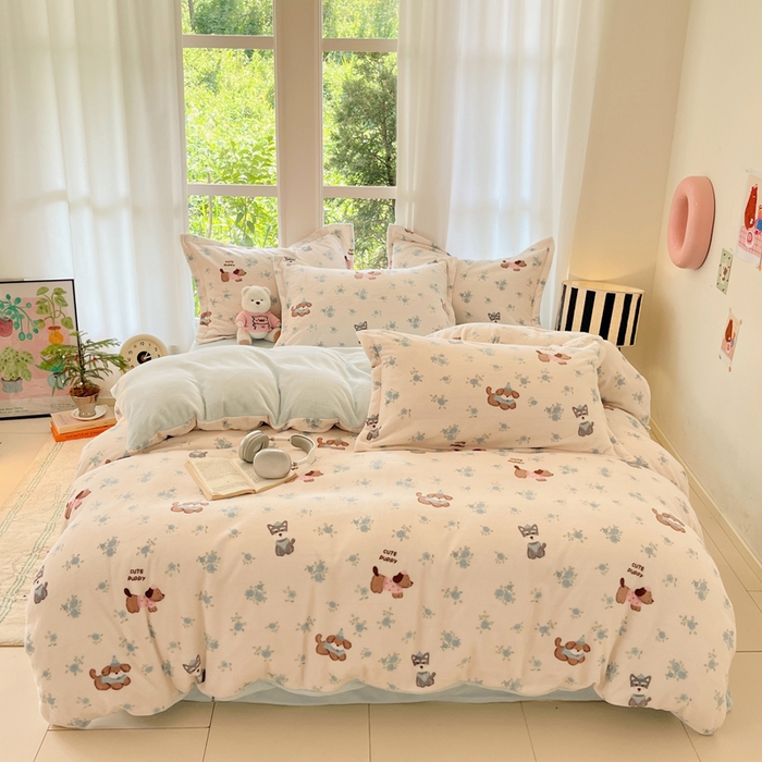 91家纺网 家纺一手货源 找家纺 寐居家纺 2025新款印花牛奶绒四件套 花田小狗