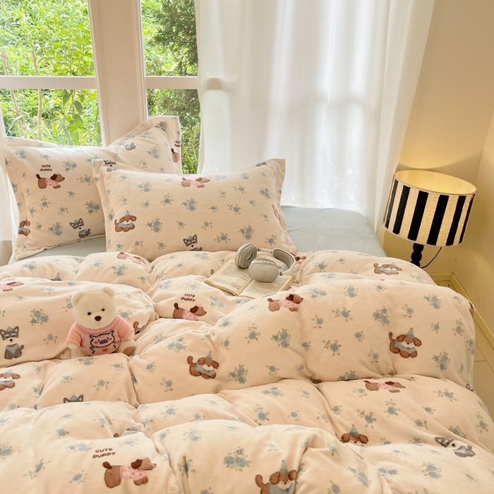 91家纺网 家纺一手货源 找家纺 寐居家纺 2025新款印花牛奶绒四件套 花田小狗