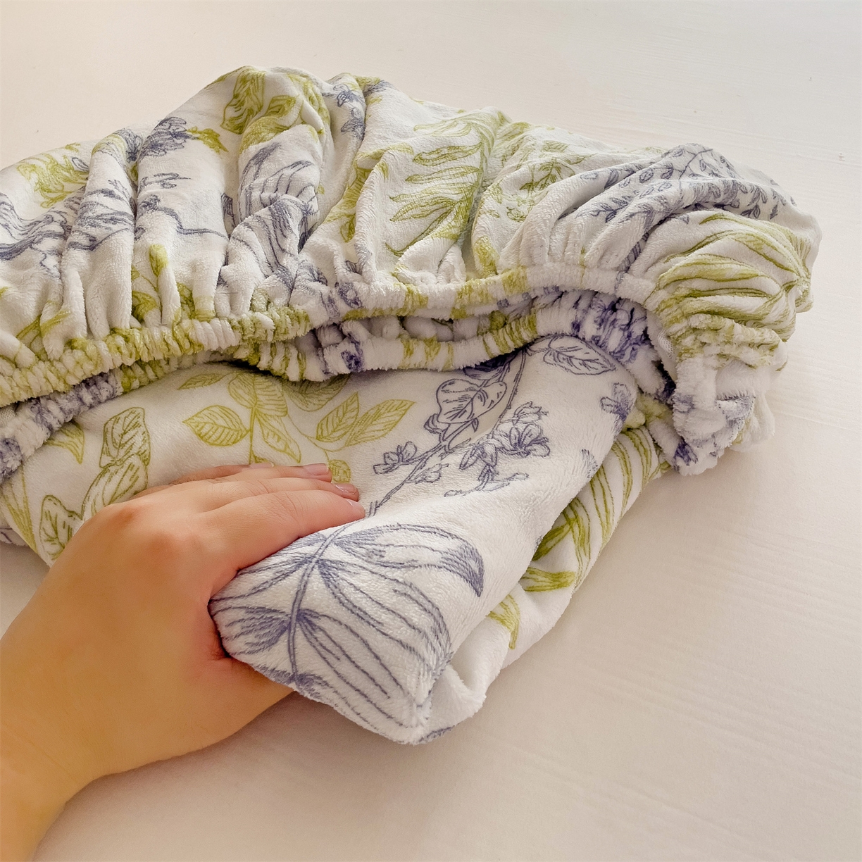 91家纺网 家纺一手货源 找家纺 名兮家居 2025新款高克重印花牛奶绒单床笠床笠单件 清新物语