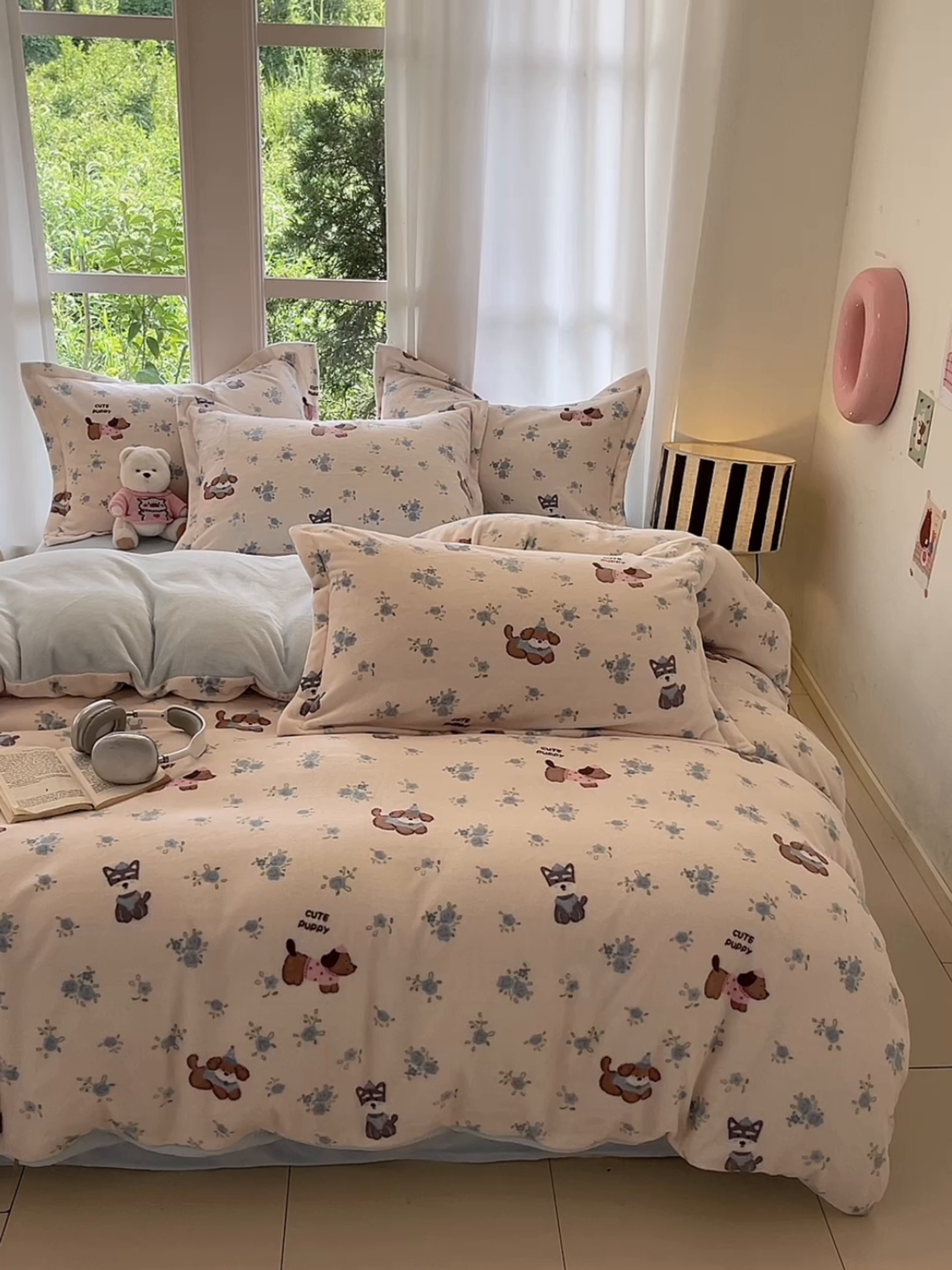 91家纺网 家纺一手货源 找家纺 寐居家纺 2025新款印花牛奶绒四件套 花田小狗