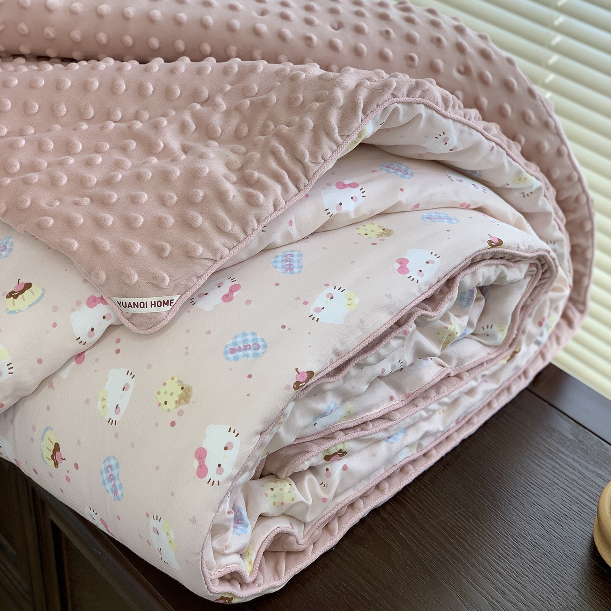 91家纺网 家纺一手货源 找家纺 源启生活 2025新款全棉双层纱豆豆被被子被芯 粉粉猫