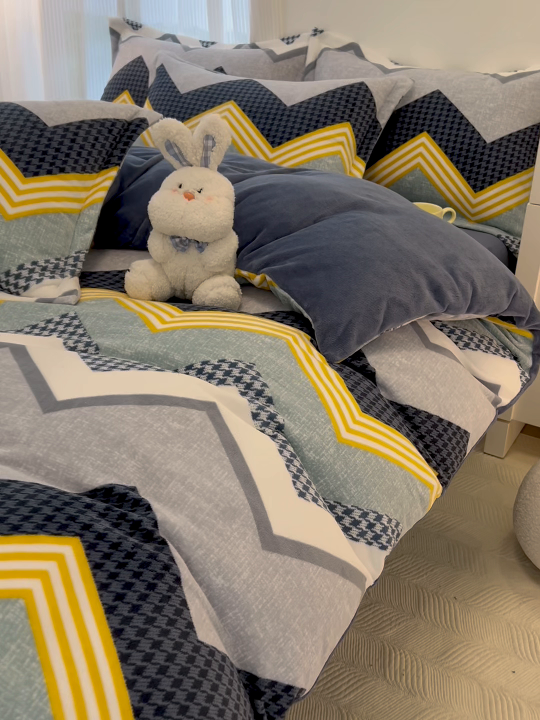 91家纺网 家纺一手货源 找家纺 寐居家纺 2025新款印花牛奶绒四件套 简约格