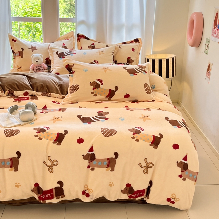 91家纺网 家纺一手货源 找家纺 寐居家纺 2025新款印花牛奶绒四件套 开心腊肠狗