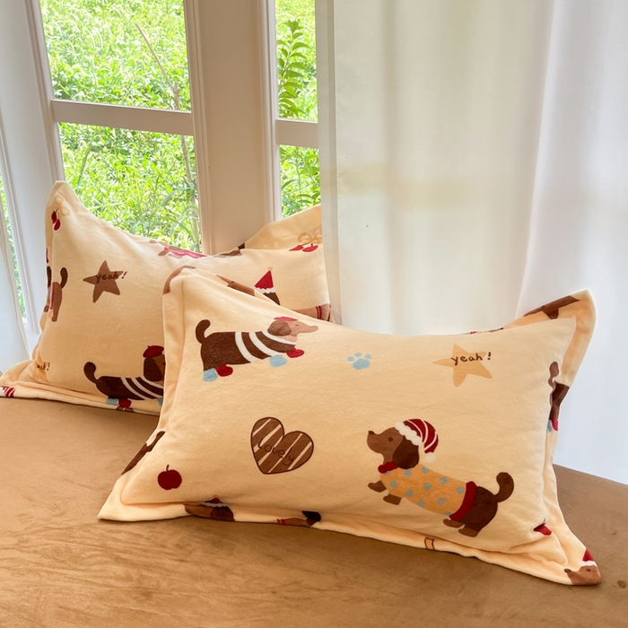 91家纺网 家纺一手货源 找家纺 寐居家纺 2025新款印花牛奶绒四件套 开心腊肠狗