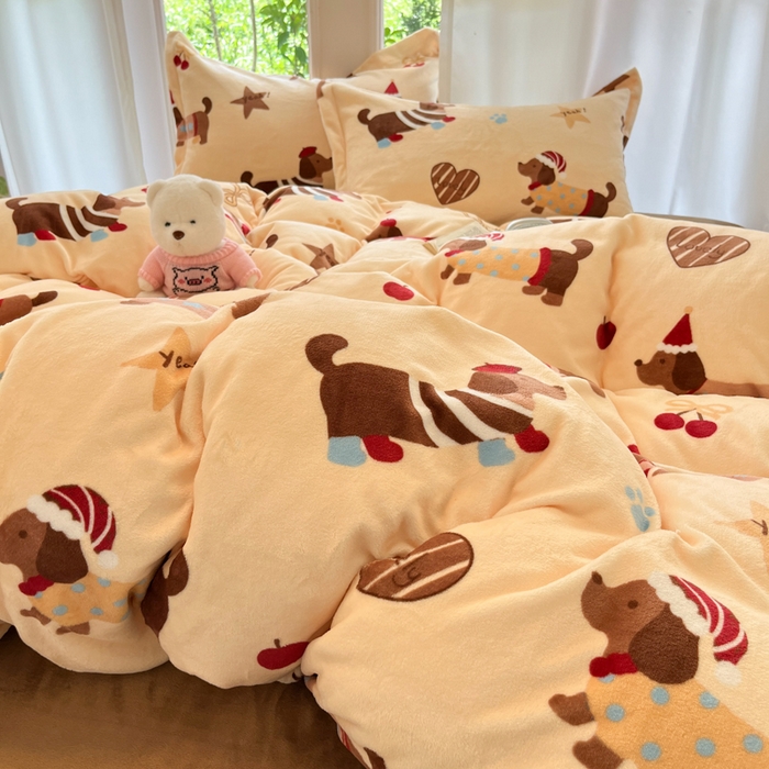 91家纺网 家纺一手货源 找家纺 寐居家纺 2025新款印花牛奶绒四件套 开心腊肠狗