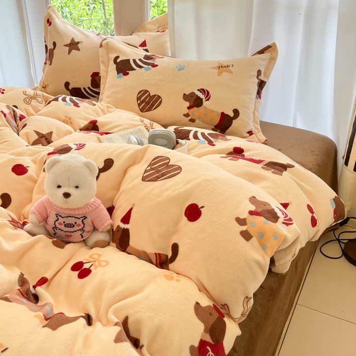 91家纺网 家纺一手货源 找家纺 寐居家纺 2025新款印花牛奶绒四件套 开心腊肠狗