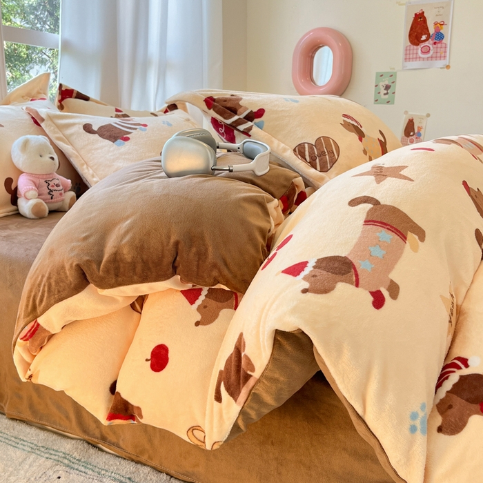 91家纺网 家纺一手货源 找家纺 寐居家纺 2025新款印花牛奶绒四件套 开心腊肠狗