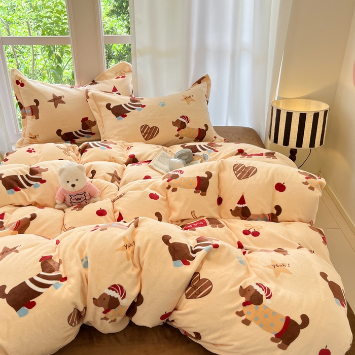 91家纺网 家纺一手货源 找家纺 寐居家纺 2025新款印花牛奶绒四件套 开心腊肠狗