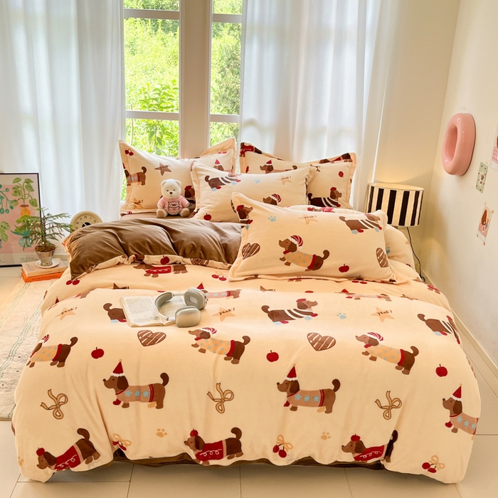 91家纺网 家纺一手货源 找家纺 寐居家纺 2025新款印花牛奶绒四件套 开心腊肠狗