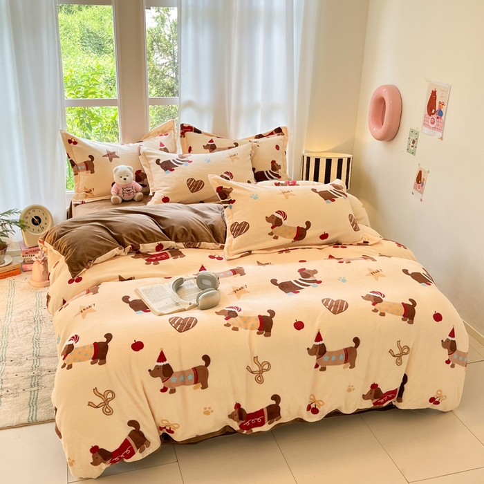 91家纺网 家纺一手货源 找家纺 寐居家纺 2025新款印花牛奶绒四件套 开心腊肠狗