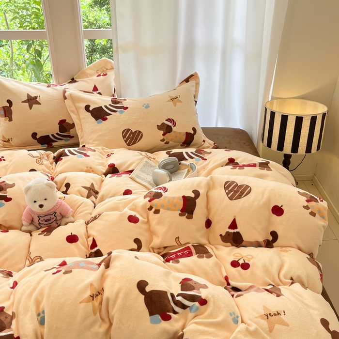 91家纺网 家纺一手货源 找家纺 寐居家纺 2025新款印花牛奶绒四件套 开心腊肠狗