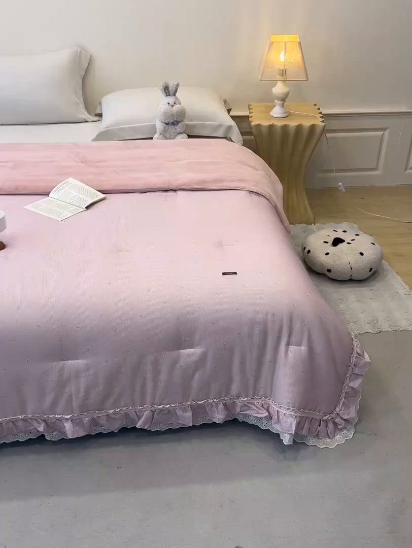 91家纺网 家纺一手货源 找家纺 优希家纺 2025新款秘境花园春秋被被子被芯 格子粉