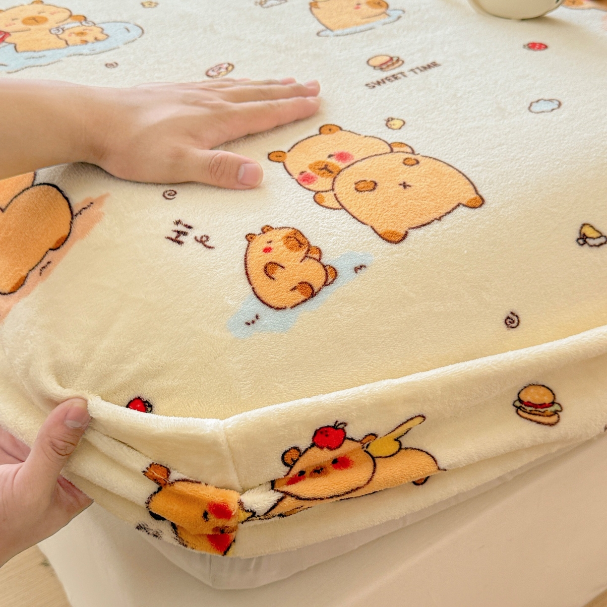 91家纺网 家纺一手货源 找家纺 名兮家居 2025新款高克重印花牛奶绒单床笠床笠单件 贪吃巴拉