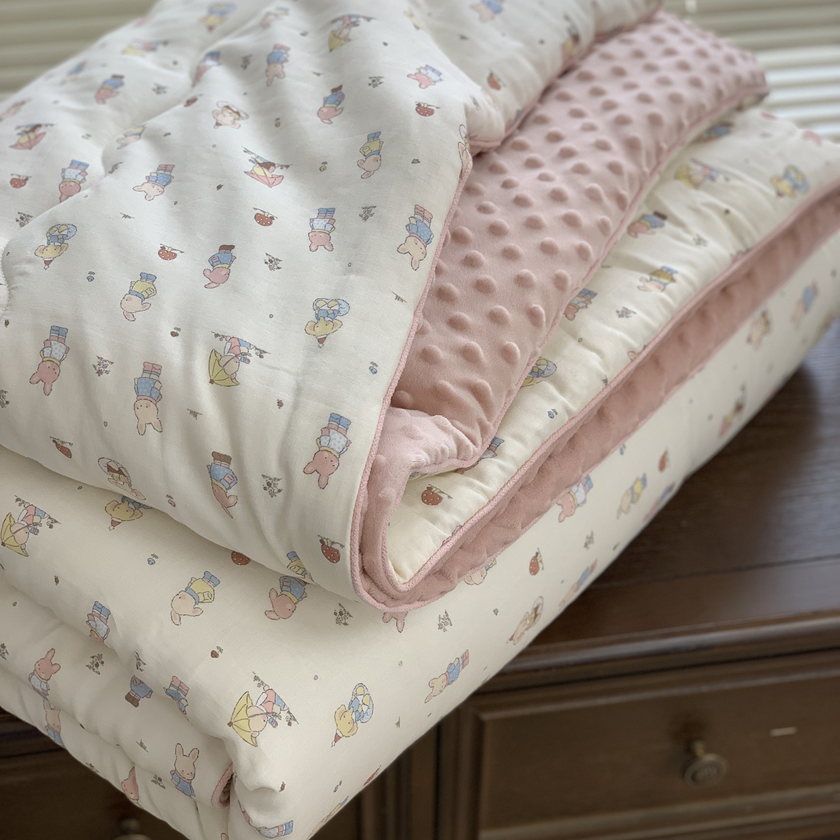 91家纺网 家纺一手货源 找家纺 源启生活 2025新款全棉双层纱豆豆被被子被芯 啾啾兔