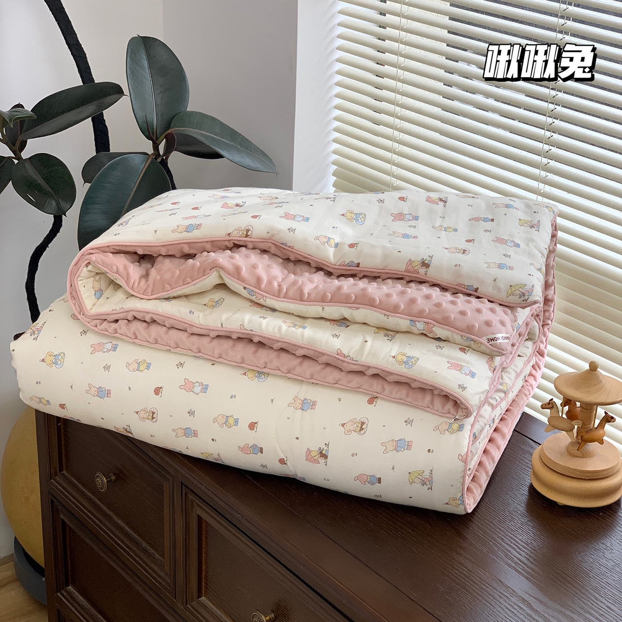 91家纺网 家纺一手货源 找家纺 源启生活 2025新款全棉双层纱豆豆被被子被芯 啾啾兔