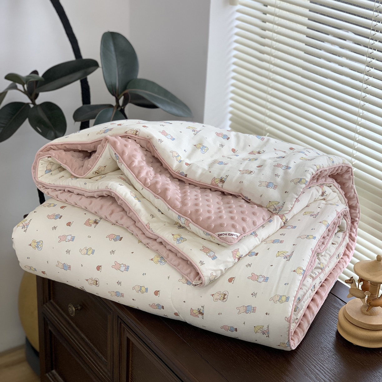 91家纺网 家纺一手货源 找家纺 源启生活 2025新款全棉双层纱豆豆被被子被芯 啾啾兔