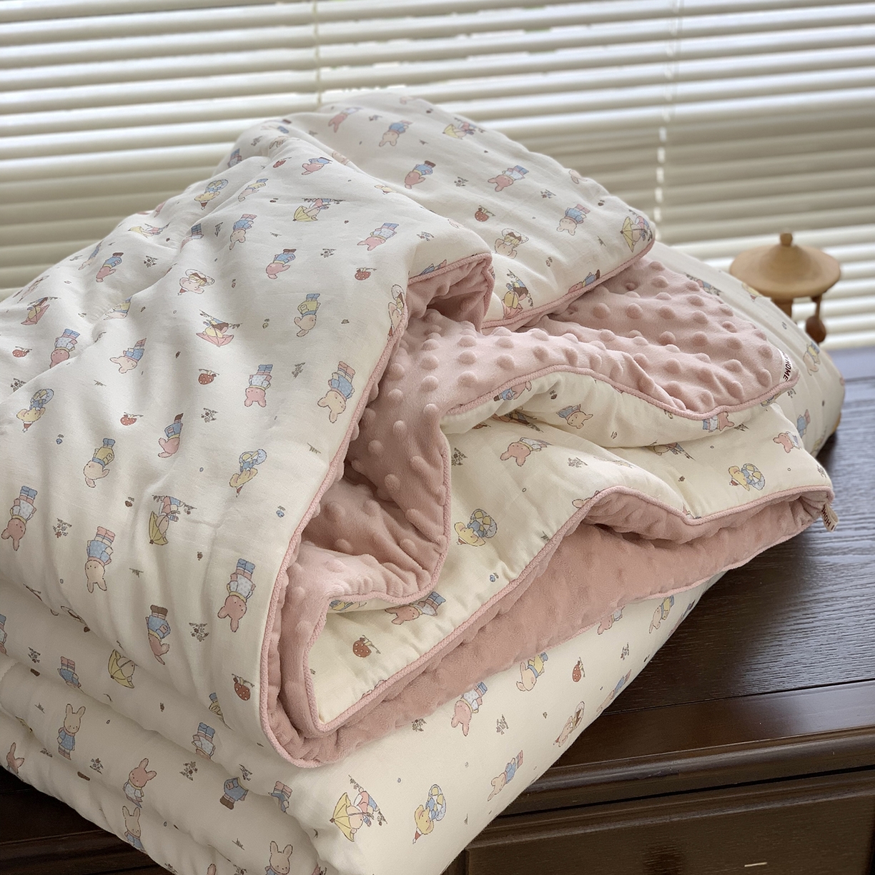 91家纺网 家纺一手货源 找家纺 源启生活 2025新款全棉双层纱豆豆被被子被芯 啾啾兔