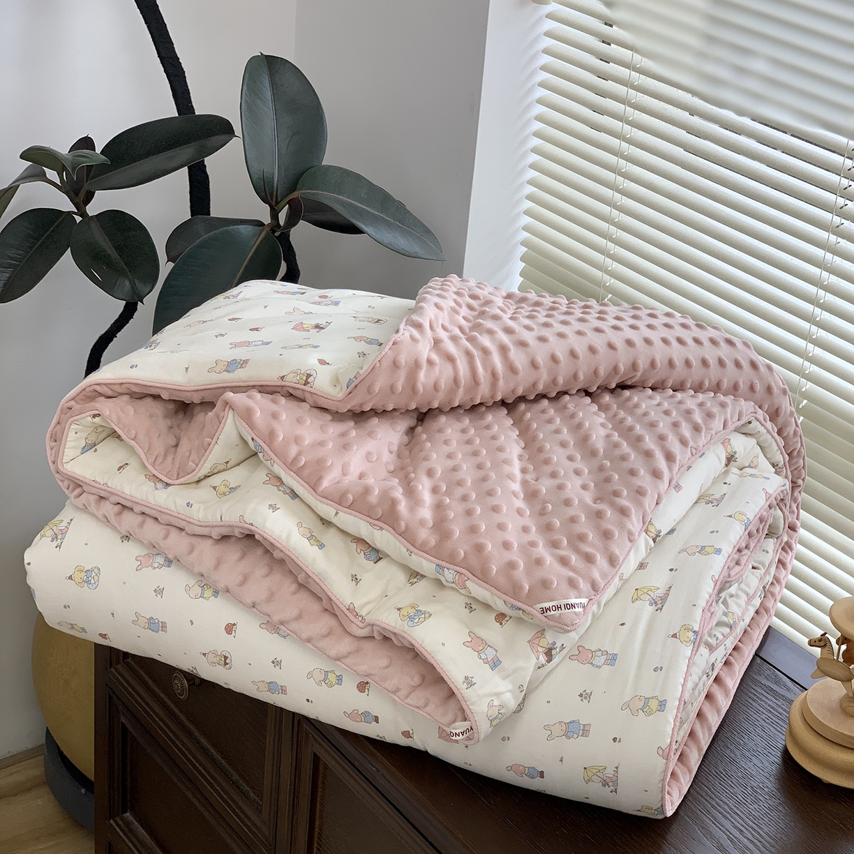 91家纺网 家纺一手货源 找家纺 源启生活 2025新款全棉双层纱豆豆被被子被芯 啾啾兔