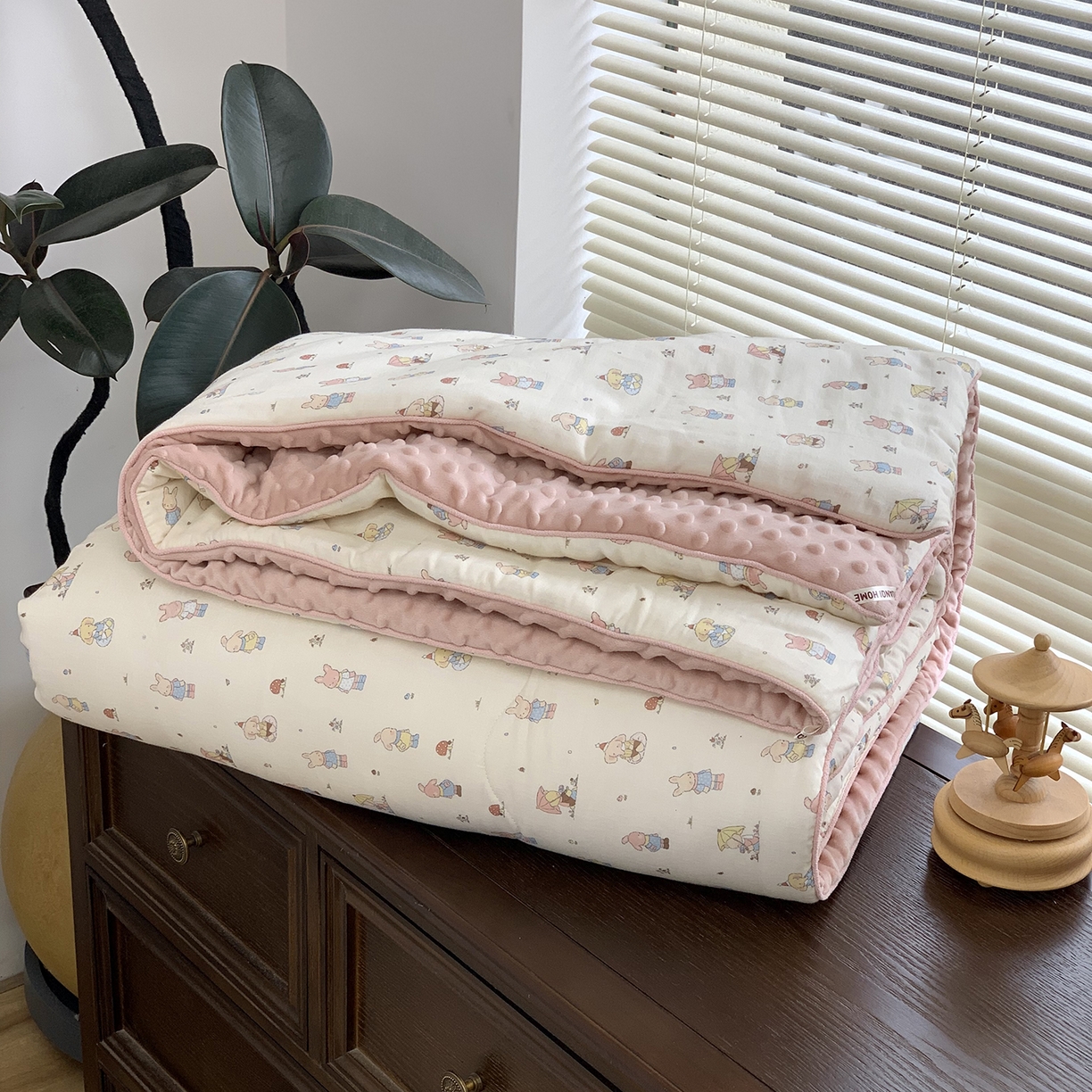 91家纺网 家纺一手货源 找家纺 源启生活 2025新款全棉双层纱豆豆被被子被芯 啾啾兔