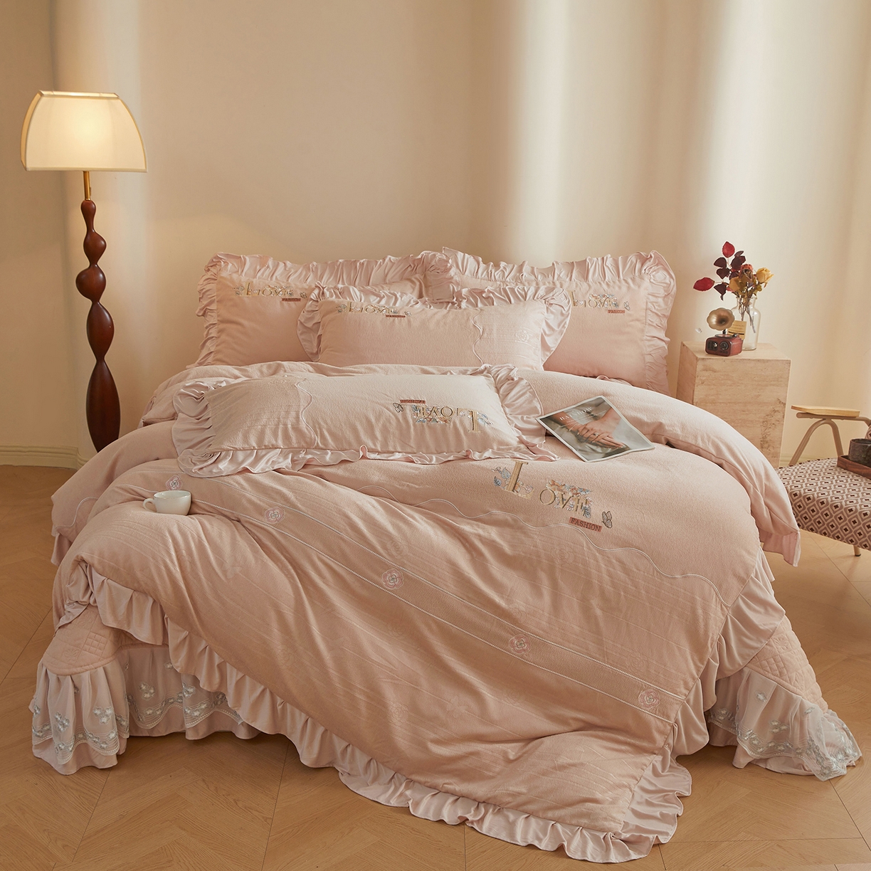 91家纺网 家纺一手货源 找家纺 （总）宜凡家纺 2025新款A类棉绒刺绣花夹棉床盖四件套--梦回罗马