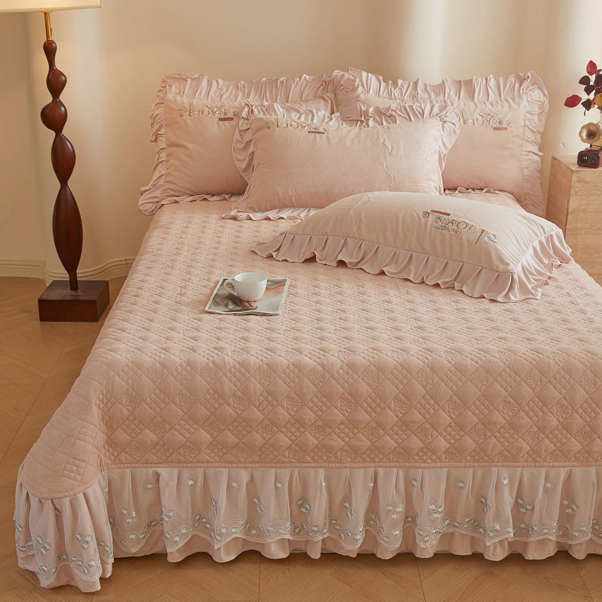 91家纺网 家纺一手货源 找家纺 （总）宜凡家纺 2025新款A类棉绒刺绣花夹棉床盖四件套--梦回罗马