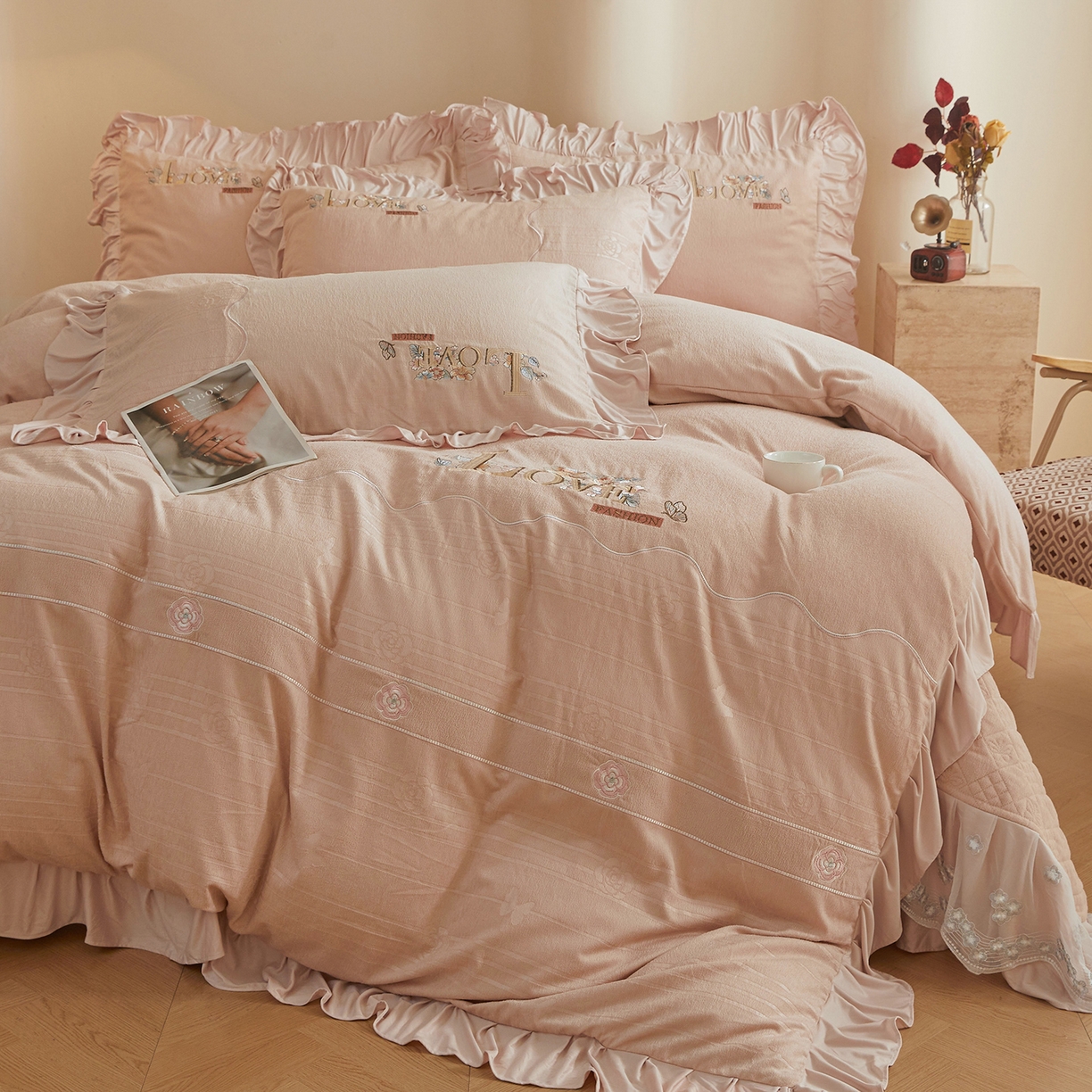 91家纺网 家纺一手货源 找家纺 （总）宜凡家纺 2025新款A类棉绒刺绣花夹棉床盖四件套--梦回罗马