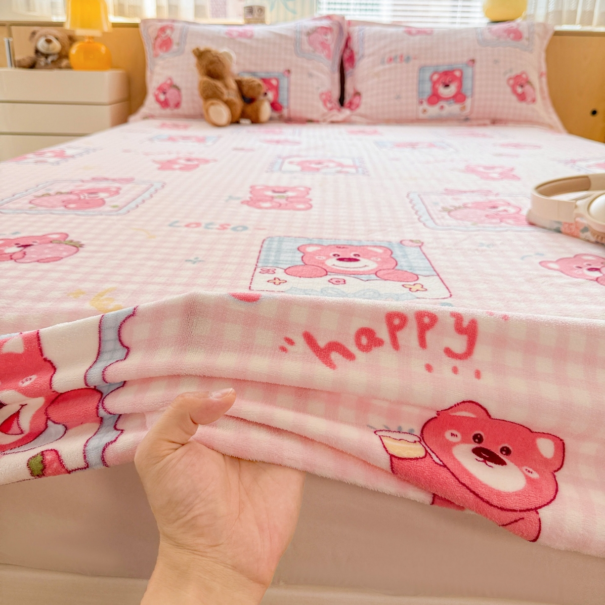 91家纺网 家纺一手货源 找家纺 名兮家居 2025新款高克重印花牛奶绒单床笠床笠单件 甜蜜熊仔