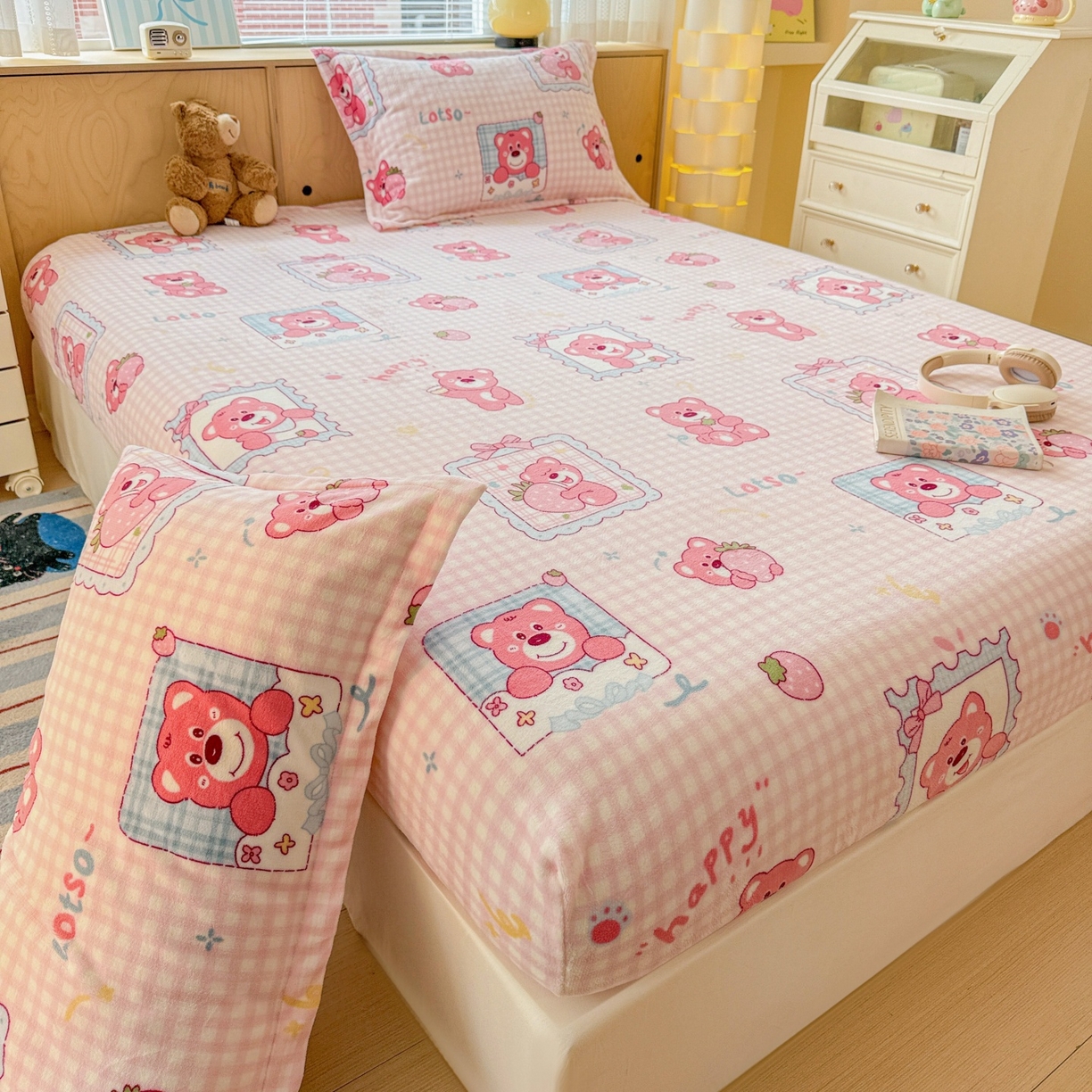 91家纺网 家纺一手货源 找家纺 名兮家居 2025新款高克重印花牛奶绒单床笠床笠单件 甜蜜熊仔