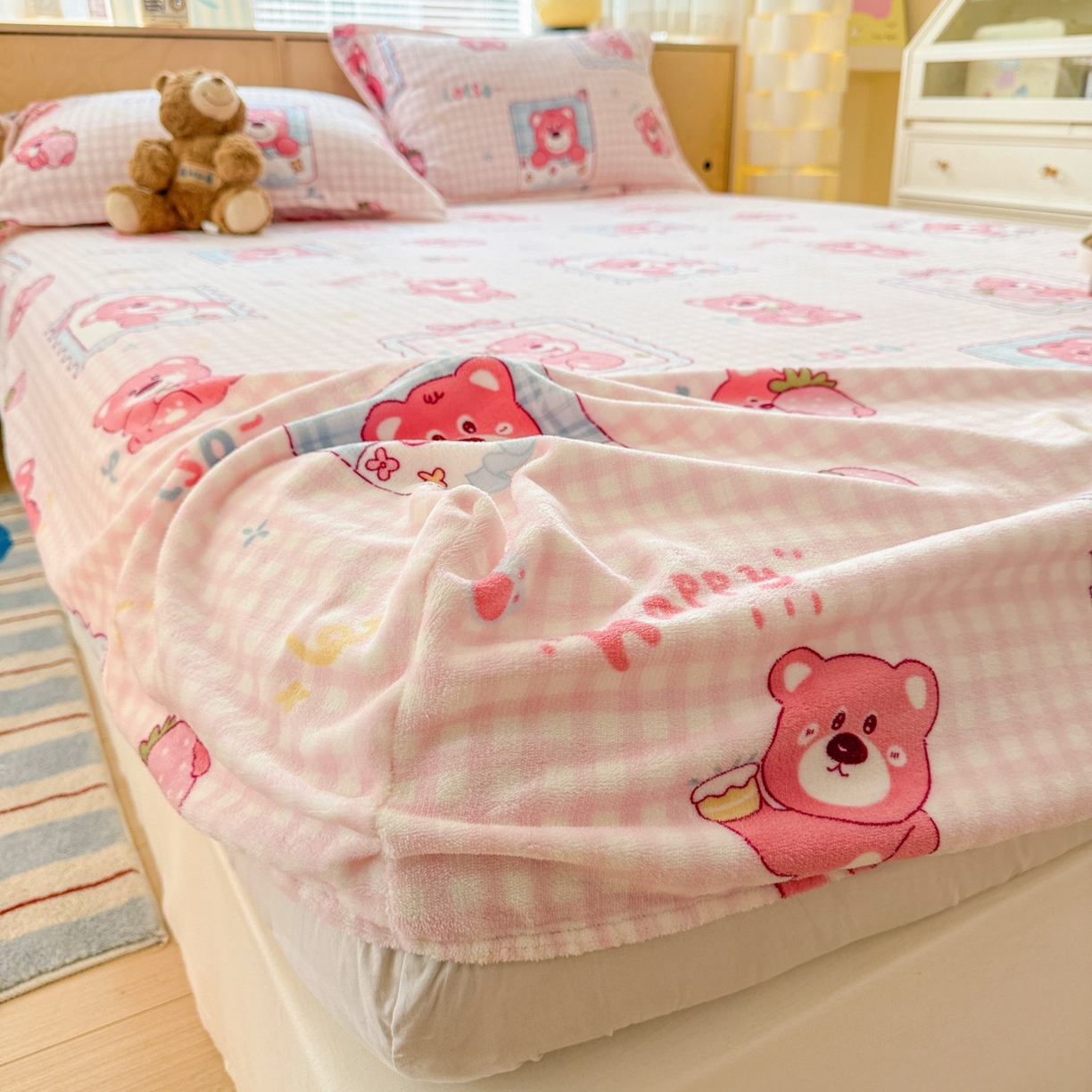 91家纺网 家纺一手货源 找家纺 名兮家居 2025新款高克重印花牛奶绒单床笠床笠单件 甜蜜熊仔