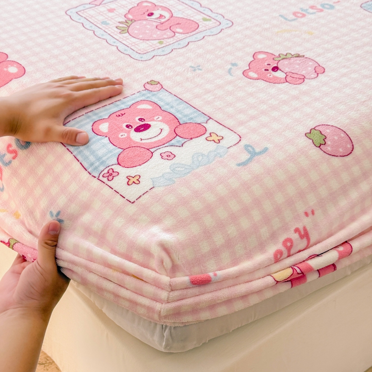 91家纺网 家纺一手货源 找家纺 名兮家居 2025新款高克重印花牛奶绒单床笠床笠单件 甜蜜熊仔