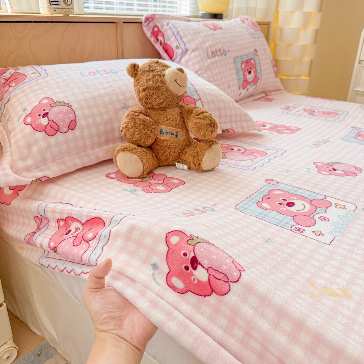 91家纺网 家纺一手货源 找家纺 名兮家居 2025新款高克重印花牛奶绒单床笠床笠单件 甜蜜熊仔