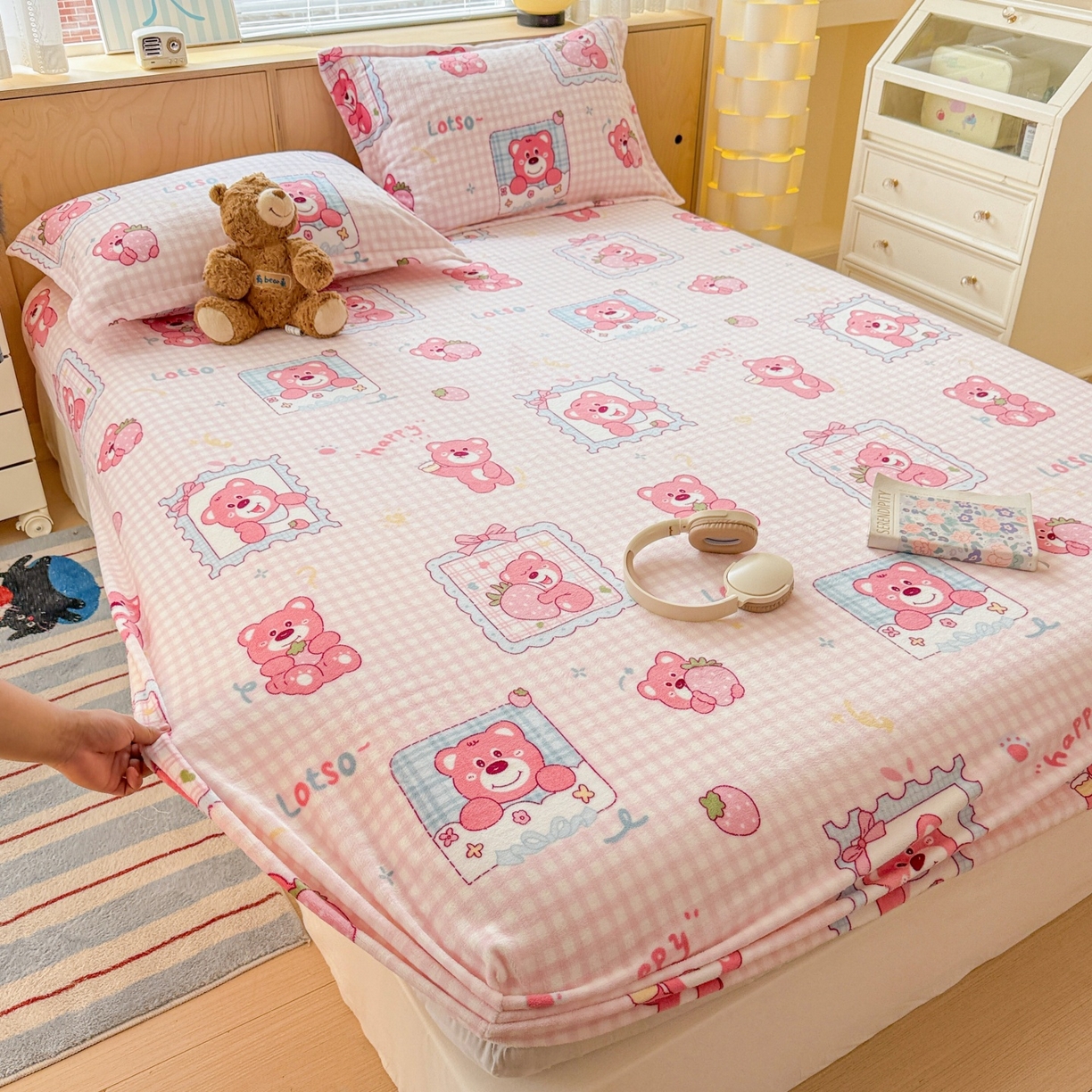 91家纺网 家纺一手货源 找家纺 名兮家居 2025新款高克重印花牛奶绒单床笠床笠单件 甜蜜熊仔