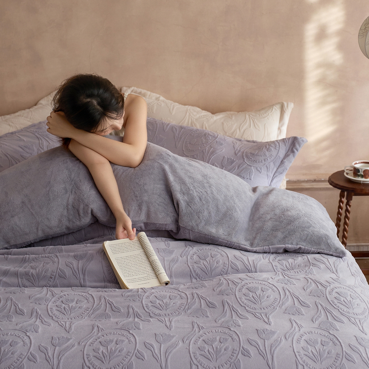 91家纺网 家纺一手货源 找家纺 （总）亿梵家居 2025秋冬新款A类全消光牛奶绒立体5D雕花绒四件套-风格一 （提供买家秀）