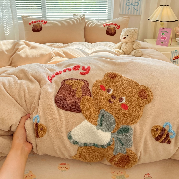 91家纺网 家纺一手货源 找家纺 寐居家纺 2025新款牛奶绒大版毛巾绣床单款四件套 蜂蜜小熊